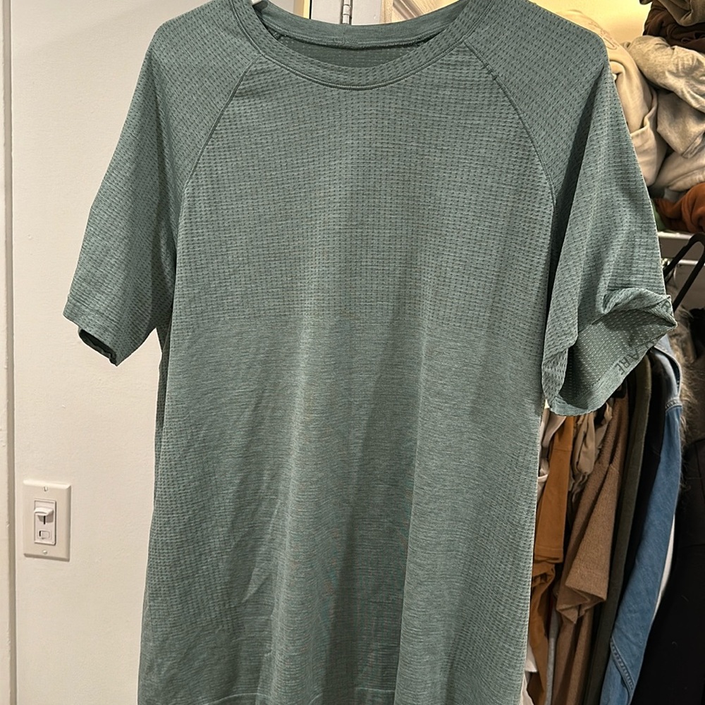 Lulu metal vent tech tee large